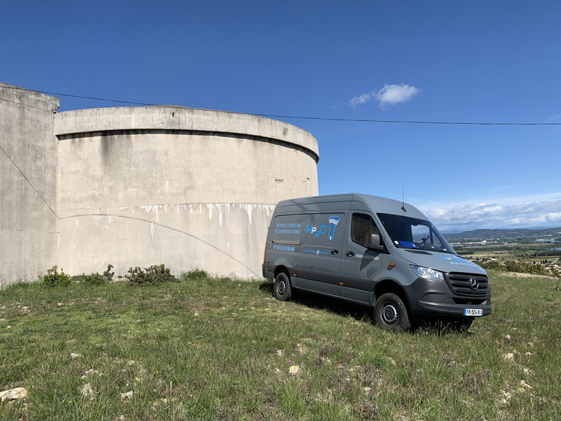 Nos véhicules 4x4 adaptés à tout notre matériel d'intervention pour nettoyage et désinfection d'ouvrages et réseaux d'eau potable.
