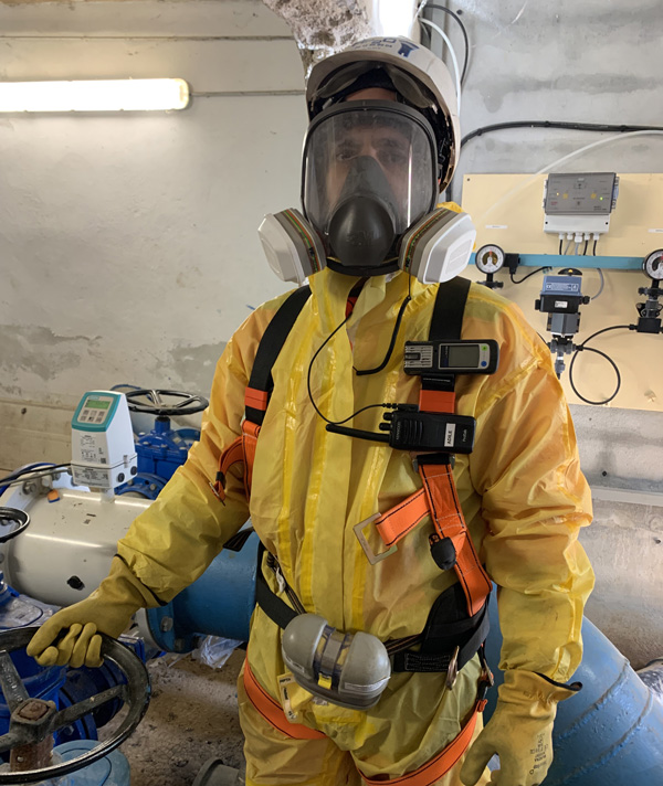 Equipement de l'employé de la société Hp2O. Pour une intervention de nettoyage et de désinfection des canalisations d'eau potable.