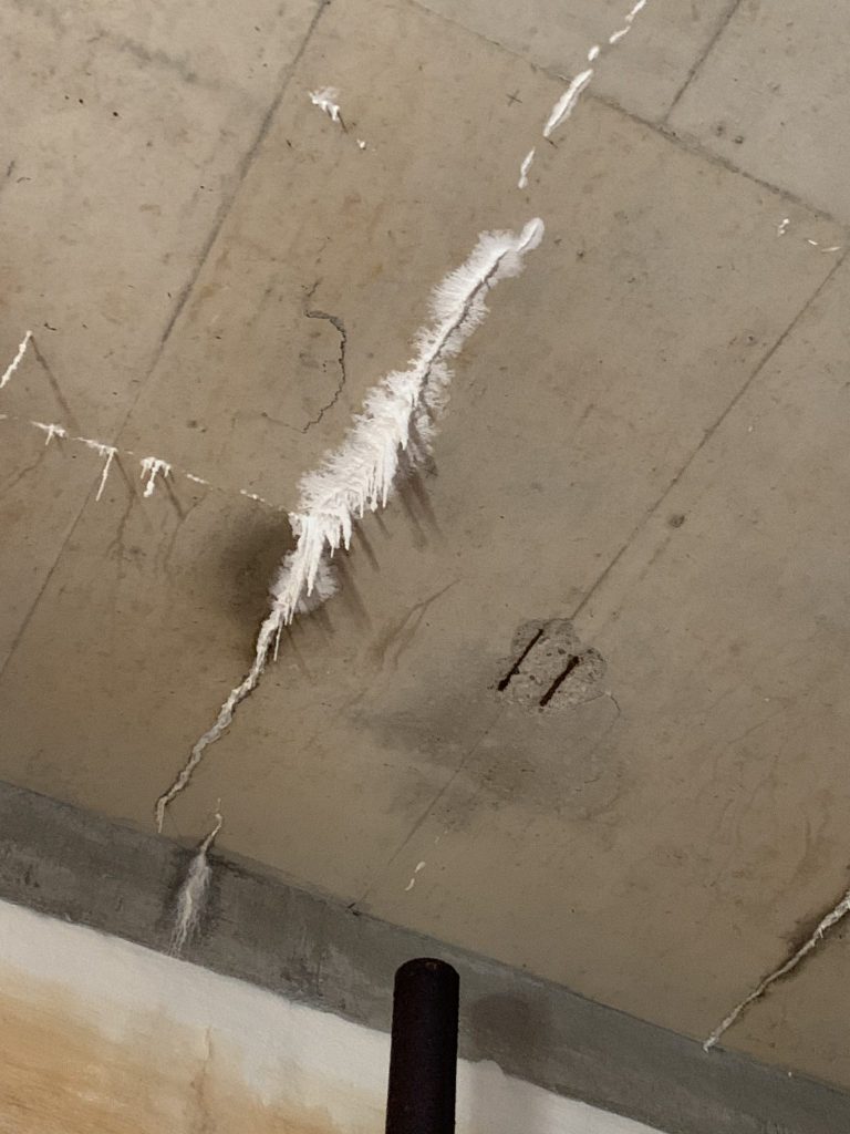 La première lors d'une intervention de nettoyage et de désinfection d'ouvrages d'eau potables ,c'est l'inspection, pour évaluer l'état de l'ouvrage.