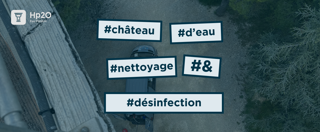 Vue en plongée depuis le sommet d'un château d'eau sur un véhicule d'intervention Hp2O stationné en contrebas. L'image est habillée de hashtags évoquant le nettoyage et la désinfection des infrastructures d’eau potable.