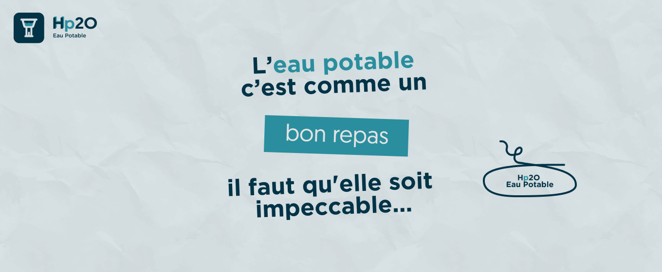 Visuel sur fond clair représentant une assiette et des couverts avec une goutte d’eau au centre. Le texte inscrit indique : « L’eau potable, c’est comme un bon repas, il faut qu’elle soit impeccable. » en mettant en avant l’importance d’une eau propre et saine. En bas du visuel, le logo de Hp2O Eau Potable est visible, signant l’engagement de l’entreprise pour la qualité de l’eau.