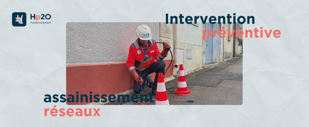 Technicien Hp2O en intervention d’assainissement préventif sur un réseau en voirie, équipé de cônes de signalisation et d’un appareil d’inspection.