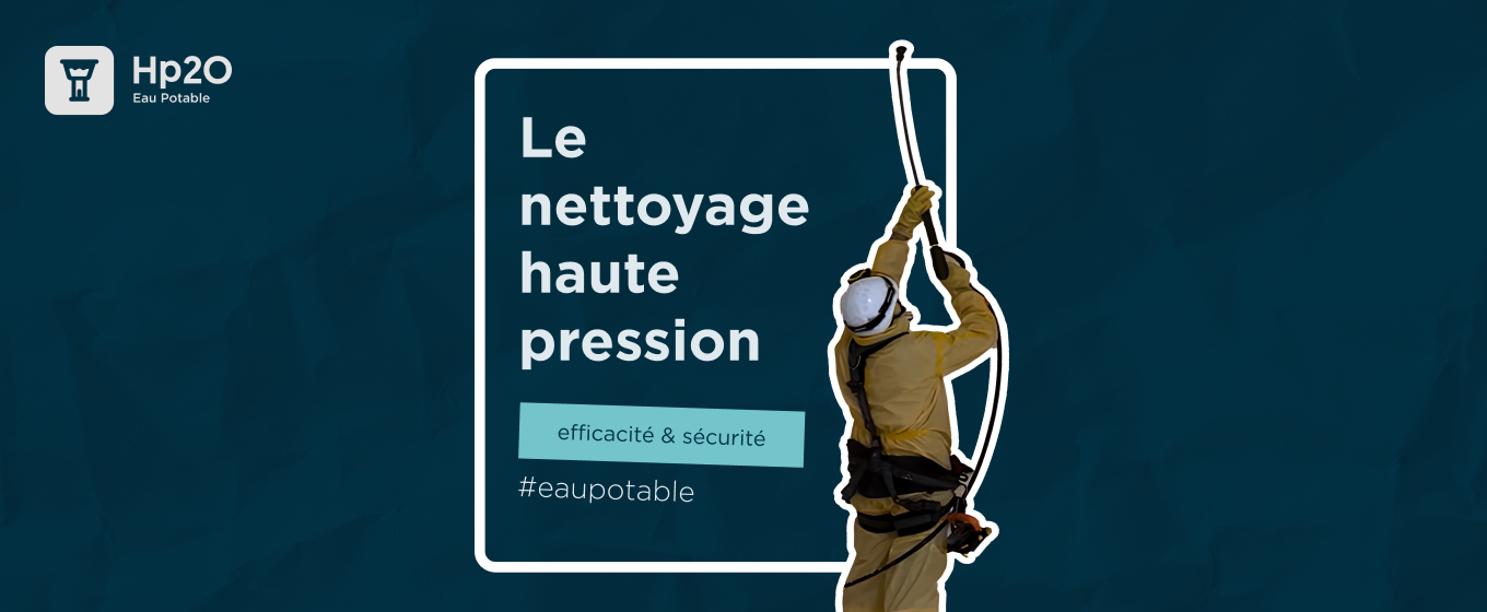 Opérateur Hp2O utilisant un système de nettoyage haute pression sur un équipement technique dans un environnement sécurisé.