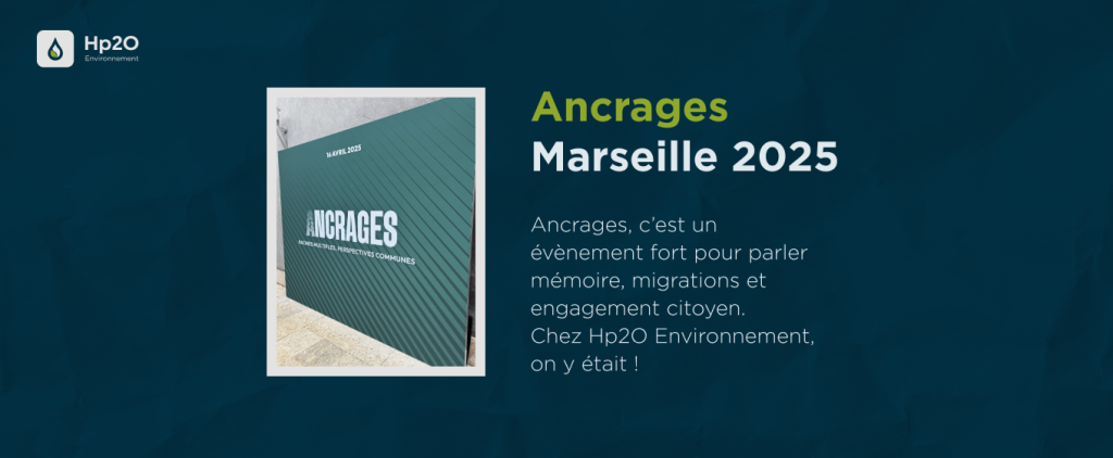Photo d’un panneau de l’événement "Ancrages – Archives, Migrations, Perspectives Communes", tenu à Marseille le 16 avril 2025. Le panneau est vert avec un lettrage blanc, et se trouve contre un mur extérieur.