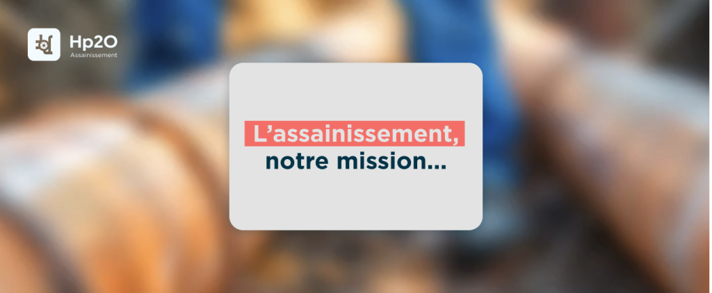 Réseaux d'assainissement en fond flouté avec un texte dans un bloc blanc "L'assainissement, notre mission...".